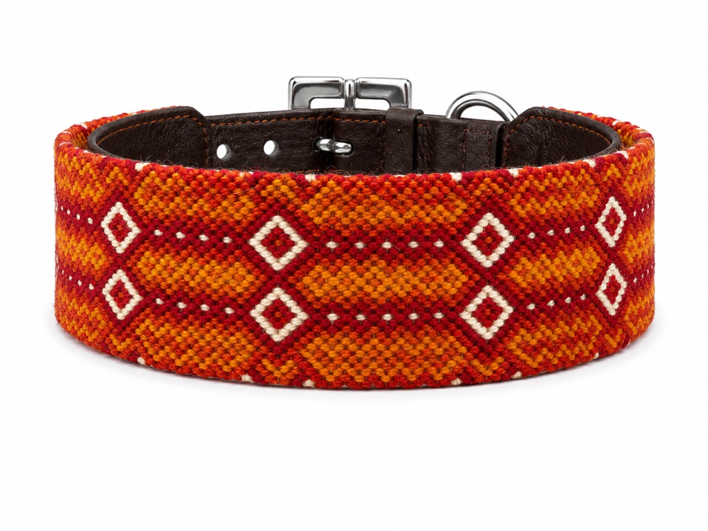 Collar tejido Ember de Bianca & Lucas, sobre fondo blanco.