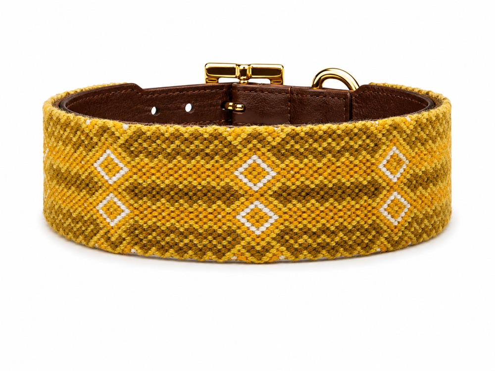 Collar tejido Honey de Bianca & Lucas, sobre fondo blanco.