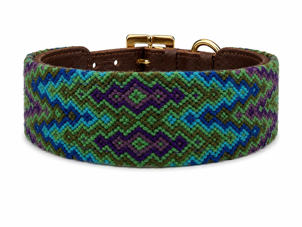 Collar tejido Oasis de Bianca & Lucas, sobre fondo blanco.